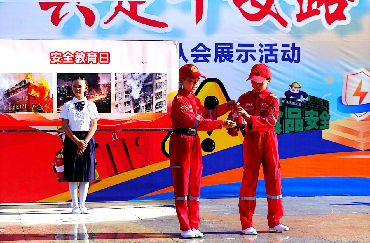 大手牵小手 共走平安路